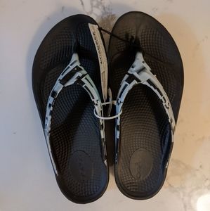 OOlala Luxe Geo Black/White Oofos